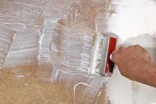 Magnetisk tapet: Smør tapetlim på veggen. Magnetisk tapet: Smør tapetlim på veggen.